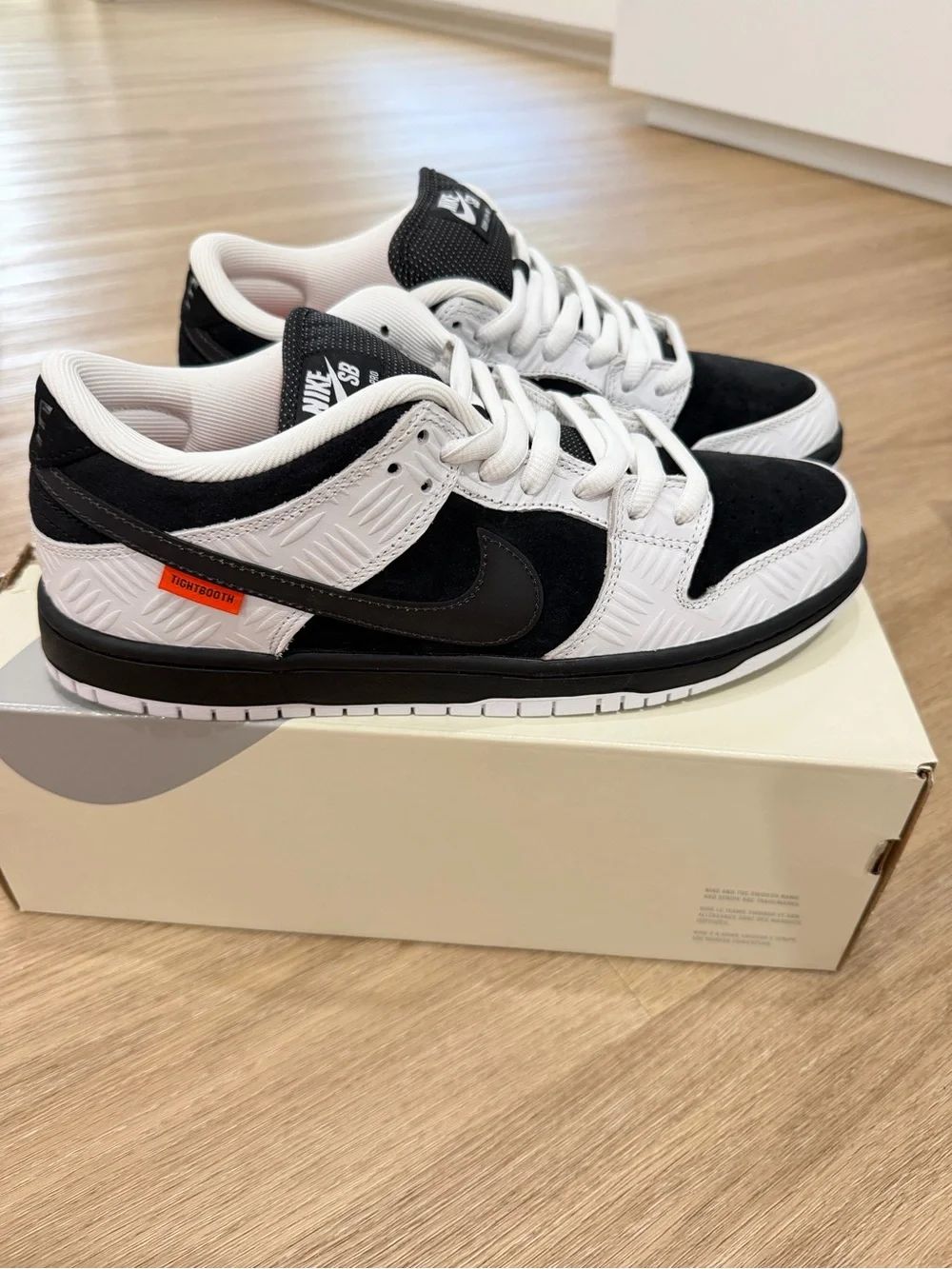 Men’s Low-Top Skate Shoes - Black/White